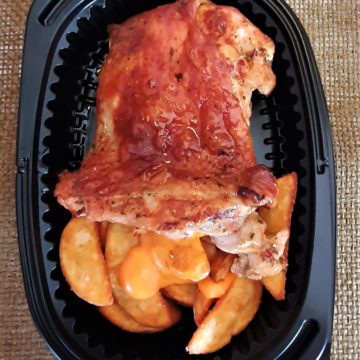 Contramuslos de pollo marinados asados con patatas gajo
