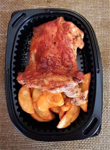 Contramuslos de pollo marinados asados con patatas gajo