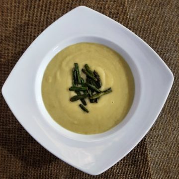 Crema de espárragos con crujiente de trigueros