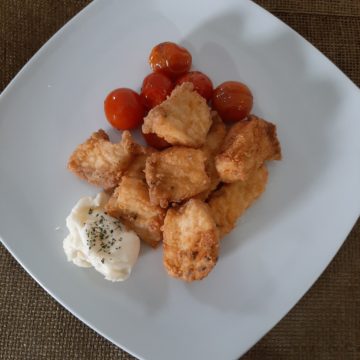 Cazón en adobo con tomatitos salteados y ali oli