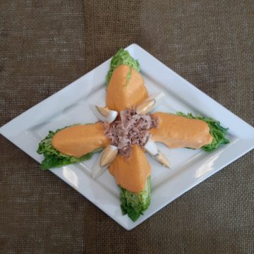 Cogollos con salmorejo, atún y huevo cocido