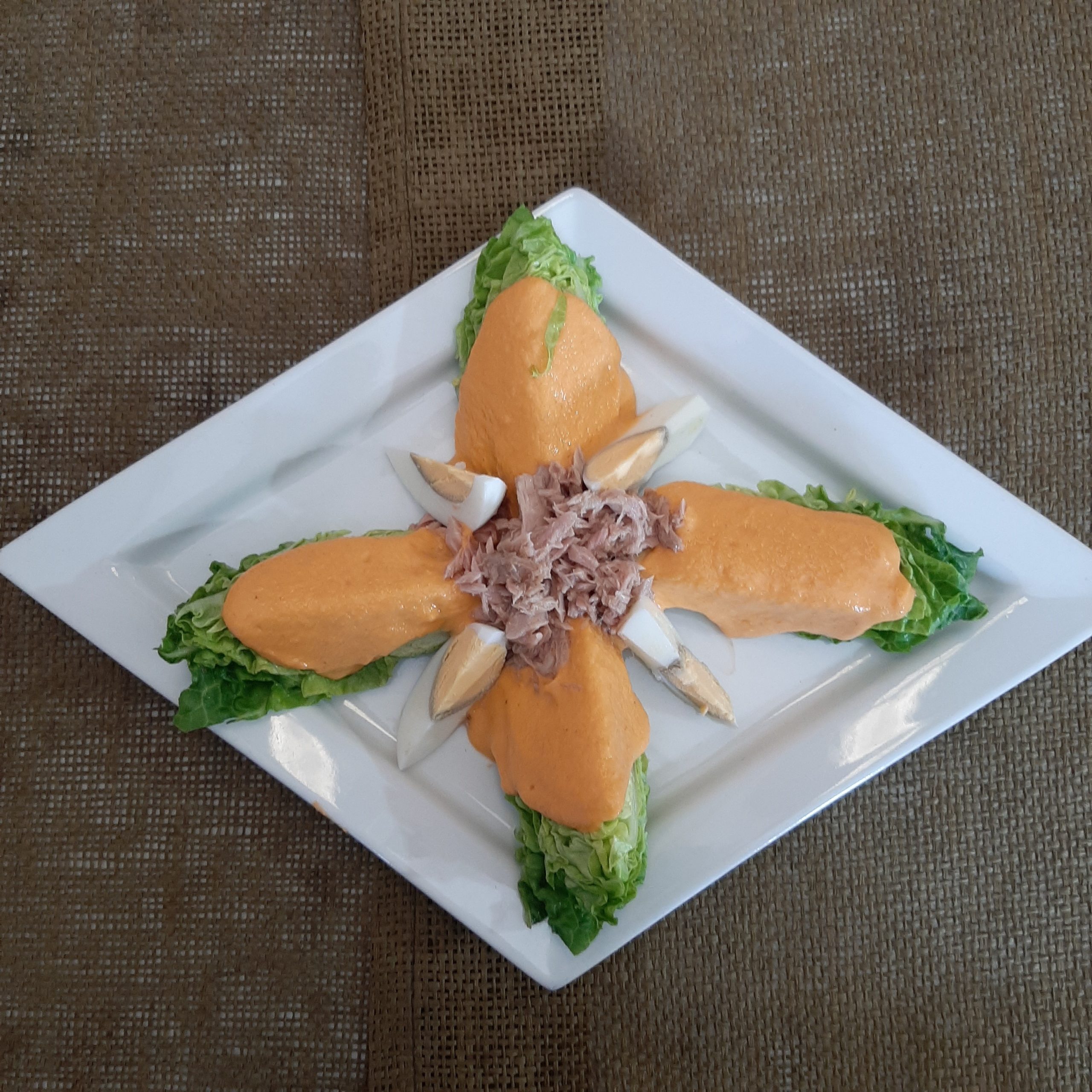 Cogollos con salmorejo, atún y huevo cocido
