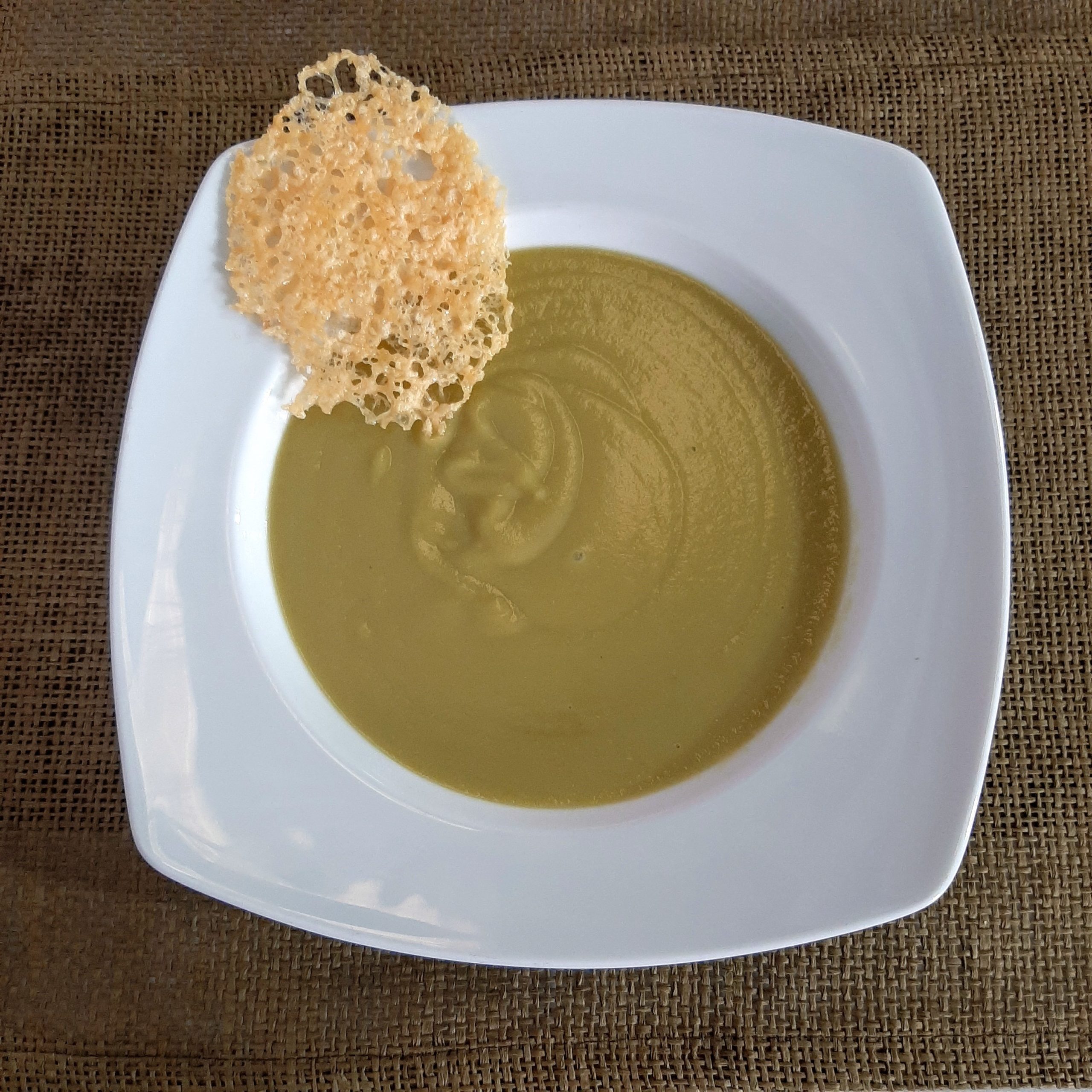 Crema de guisantes con teja de parmesano