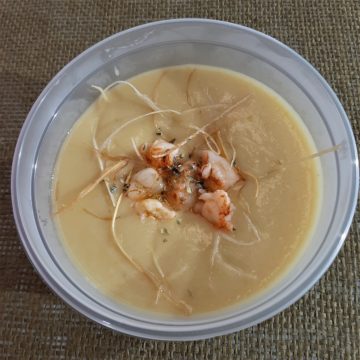 Crema hortelana con gambas fritas y chips de puerro