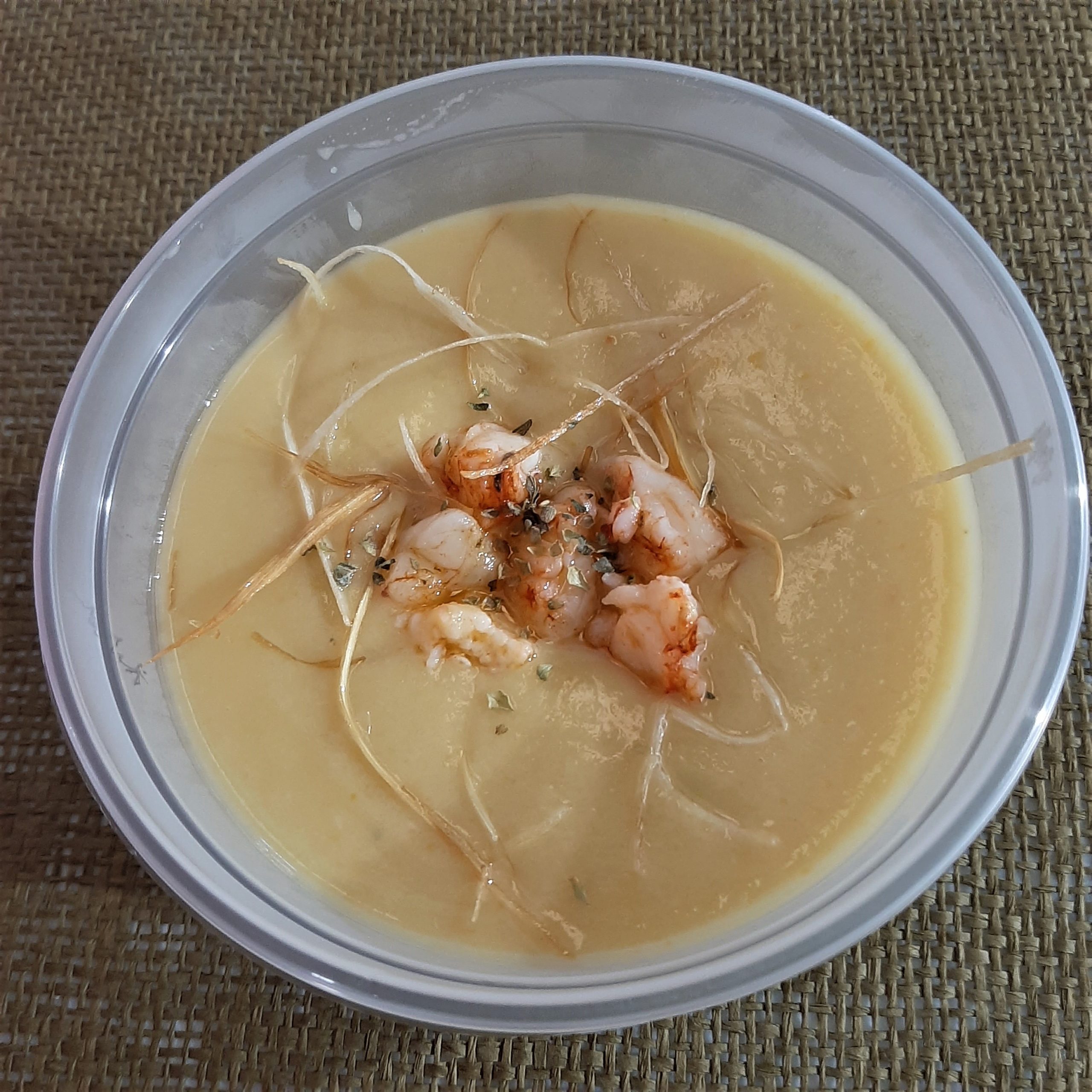 Crema hortelana con gambas fritas y chips de puerro