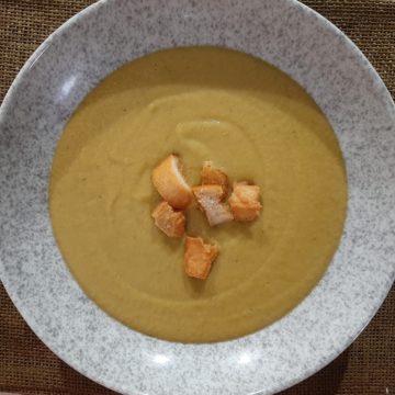 Crema de verduras frescas con picatostes