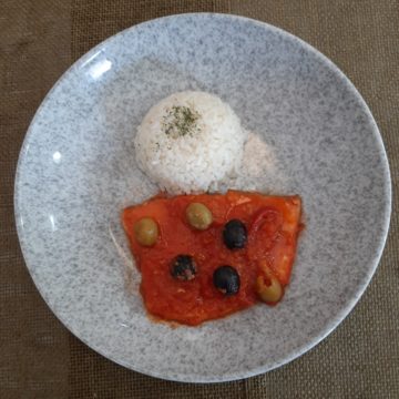 Emperador al horno con salsa de tomate y aceitunas