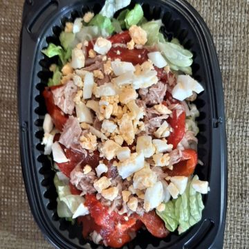 Ensalada de pimientos de colores con atún, huevo y cebolleta