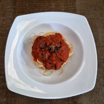 Espaguetis a la "putanesca" (ligeramente picantes)