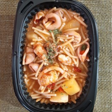 Guiso de calamares con gambas y fideos