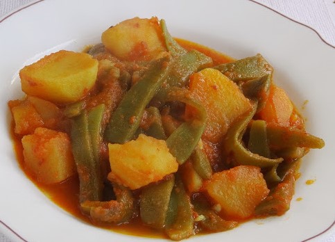 Judías verdes con tomate y patata cocida