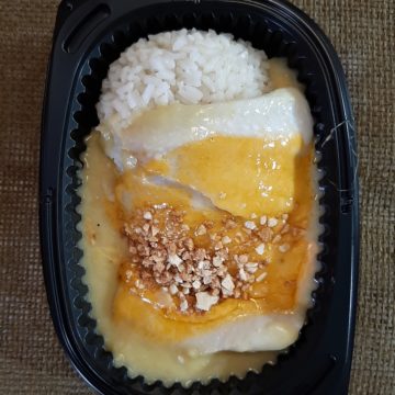 Mero al horno con queso y frutos secos sobre crema de verduras