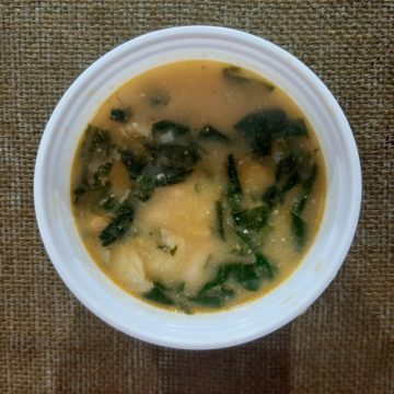 Potaje de garbanzos, huevo, espinacas y bacalao