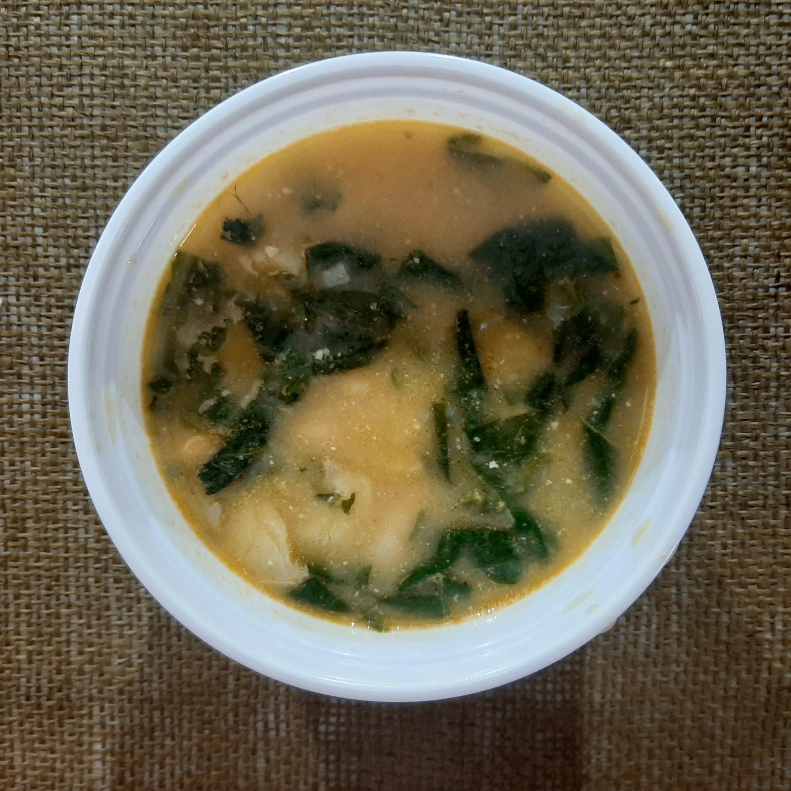 Potaje de garbanzos, huevo, espinacas y bacalao