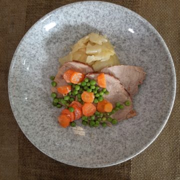 Redondo de ternera asado con verduritas y patatas panadera