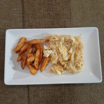 Revuelto de queso brie y cebolla caramelizada con patatas gajo