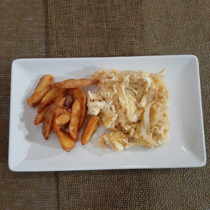 Revuelto de queso brie y cebolla caramelizada con patatas gajo