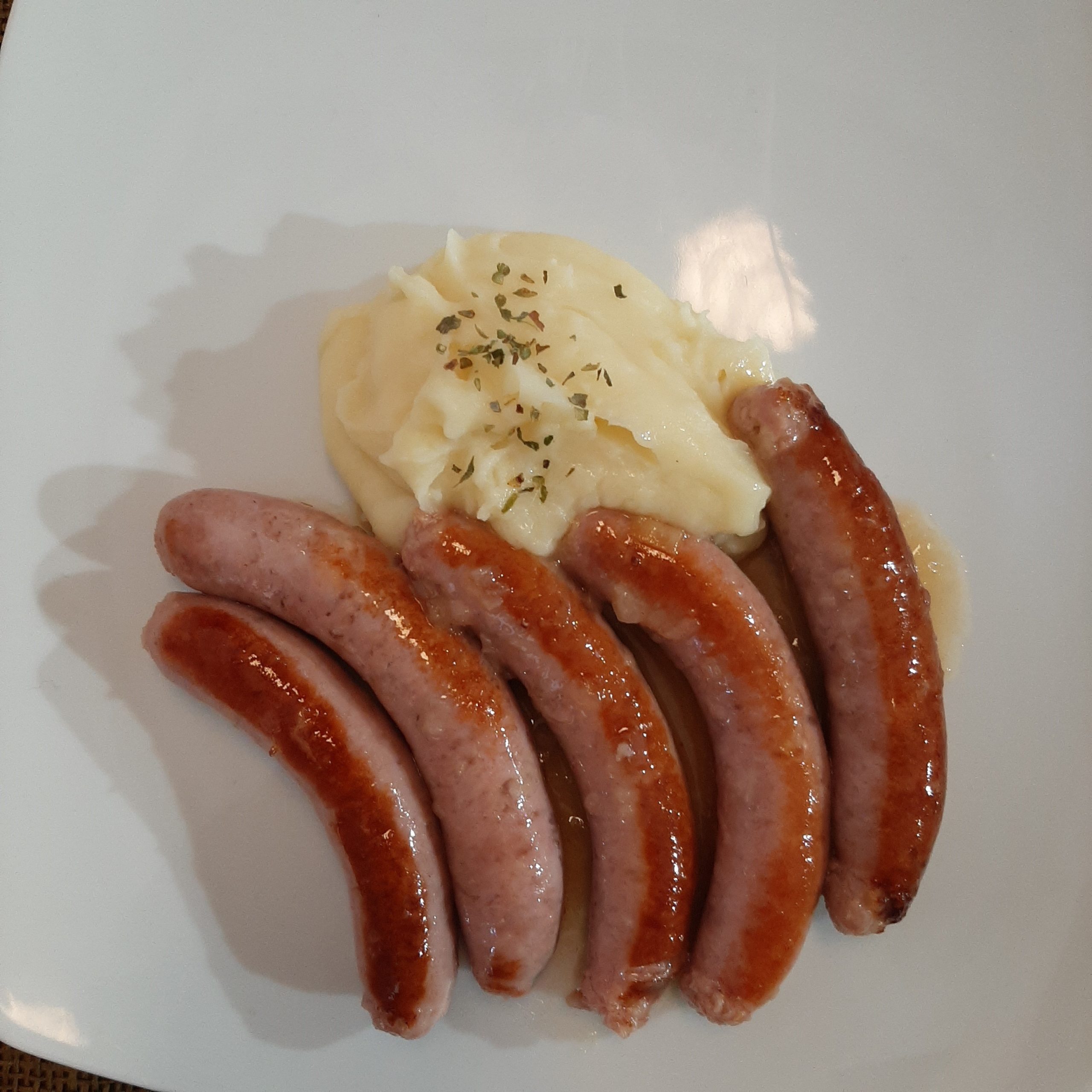 Salchichas al vino con puré de patata