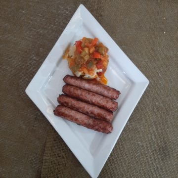 Salchichas de pueblo con pisto casero