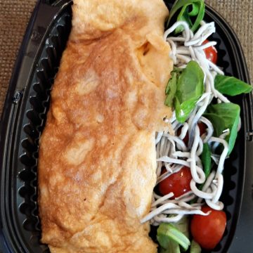 Tortilla francesa con gulas, cherrys y canónigos