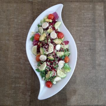 Ensalada de brotes, quinoa, cherry, palmitos, pepino, remolacha y aguacate