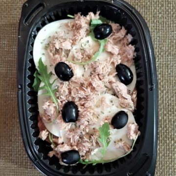 Ensalada de tomate, rúcula, atún aceitunas negras y loncha de mozzarella