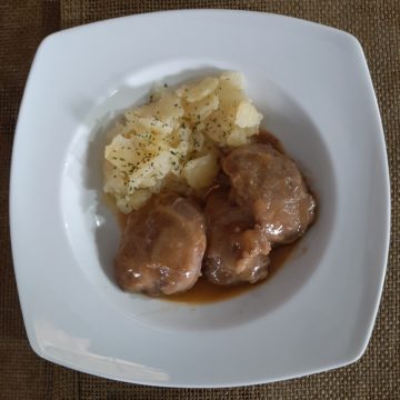 Guiso casero de carrilleras al vino con patata panadera