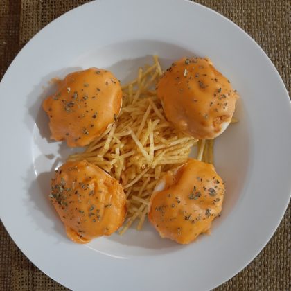 Huevos gratinados con salsa Aurora (atún y bechamel con tomate)