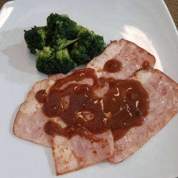 Pollo al horno loncheado con brócoli salteado con jamón