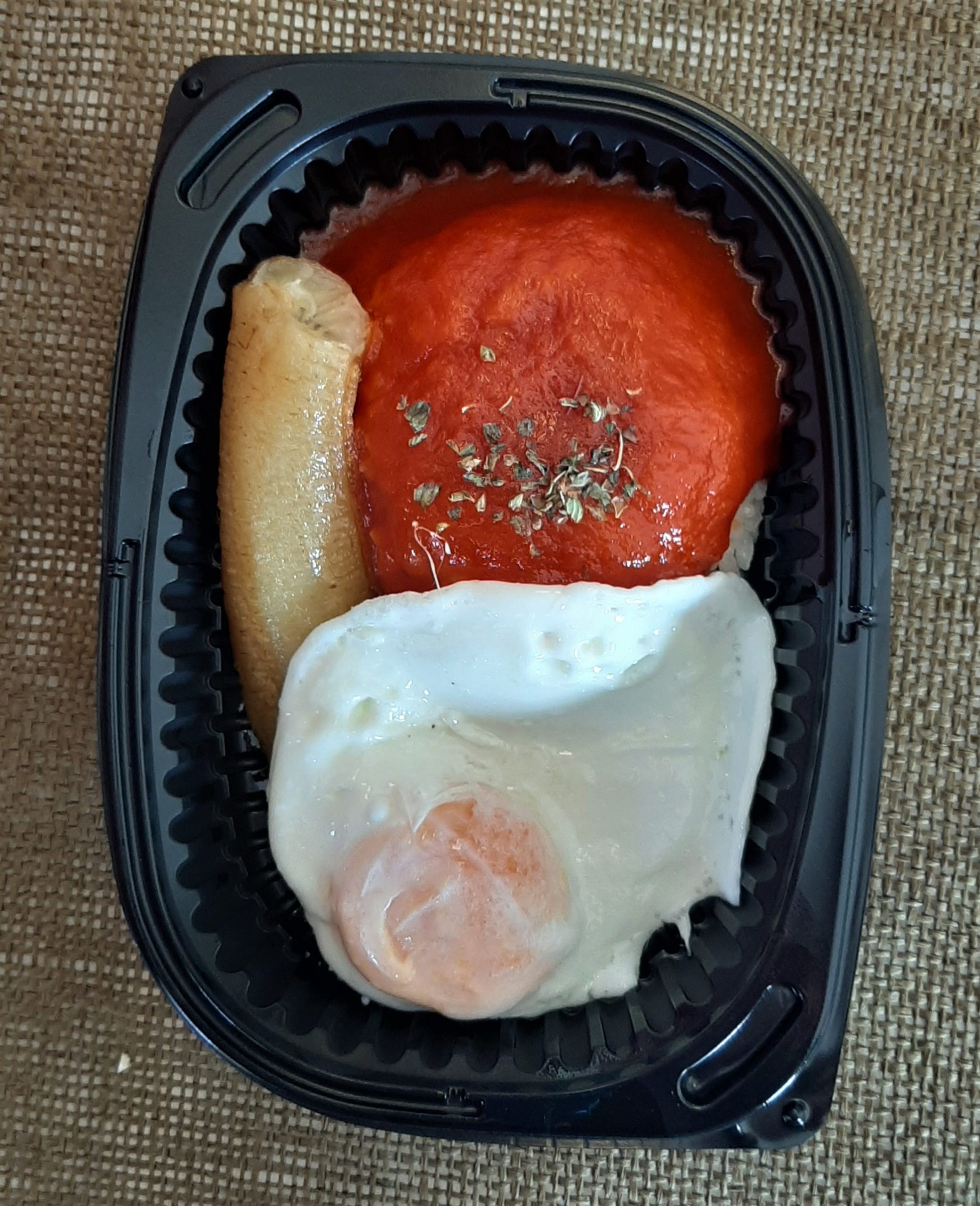 Arroz con tomate y huevo frito.