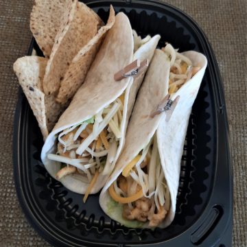 Burritos de pollo con guacamole y mezcla de 4 quesos.