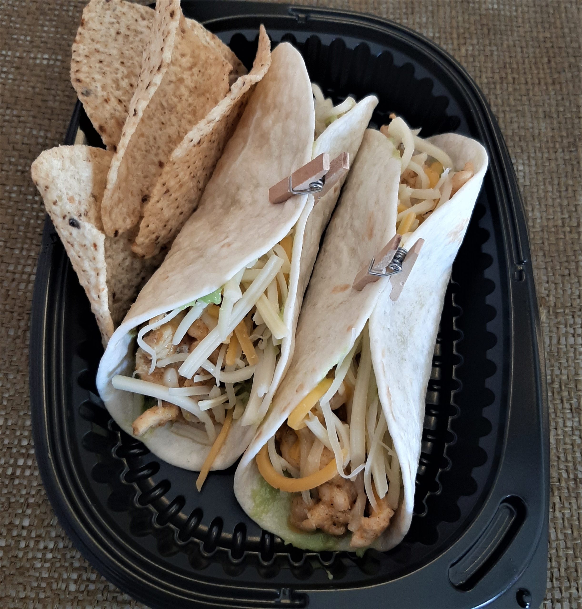 Burritos de pollo con guacamole y mezcla de 4 quesos.