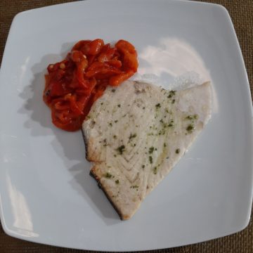 Emperador al horno con ensalada de pimientos