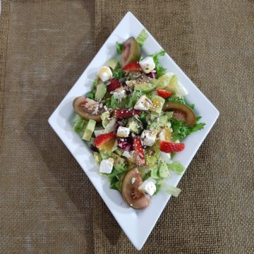 Ensalada detox (brotes, tomate, zanahoria, huevo, aguacate, dados de queso fresco y semillas
