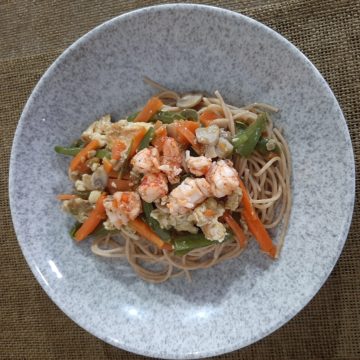 Espaguetis integrales con pimientos, tortilla y gambones.