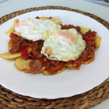 Huevos fritos con pisto casero y patatas
