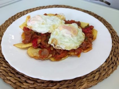 Huevos fritos con pisto casero y patatas