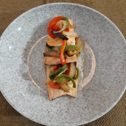 Milhojas de trucha al horno con verdurittas