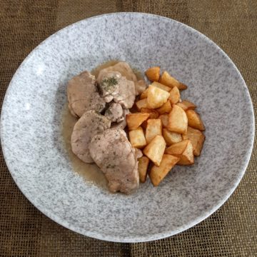 Solomillitos al whisky con con dados de patatas fritas