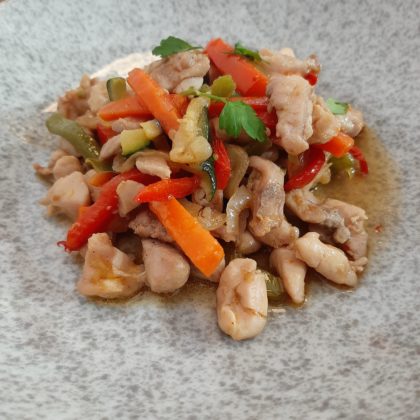 Wok de pollo con hortalizas y soja