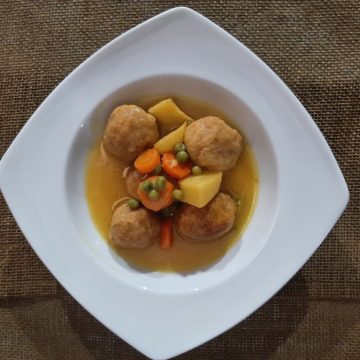 Guiso de albóndigas de pollo en pepitoria