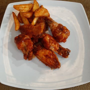 Alitas de pollo a la barbacoa con patatas gajo