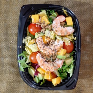 Ensalada de brotes, mango, cherry, langostinos, aguacate y semillas.