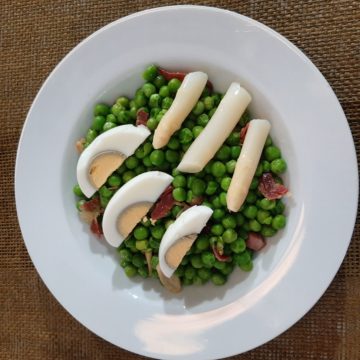 Guisantes salteados con huevo duro, jamón y espárragos