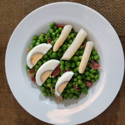 Guisantes salteados con huevo duro, jamón y espárragos