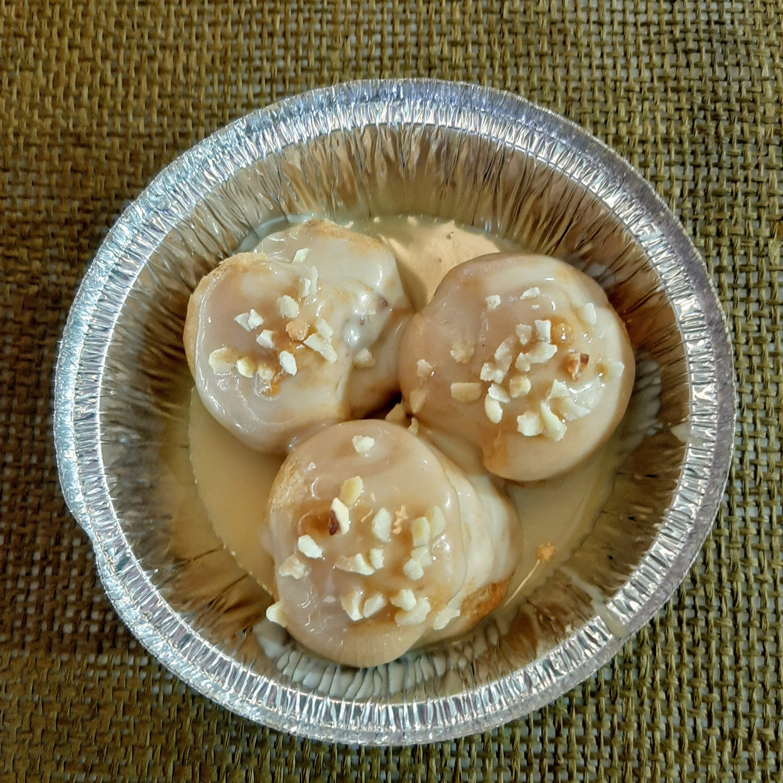 Profiteroles de nata con salsa toffee