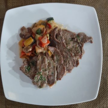 Tiras de ternera al ajillo con hortalizas braseadas