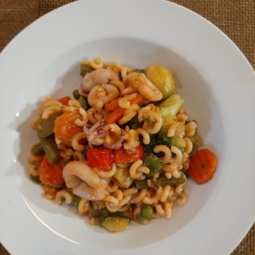 Fideuá con verduras y calamares