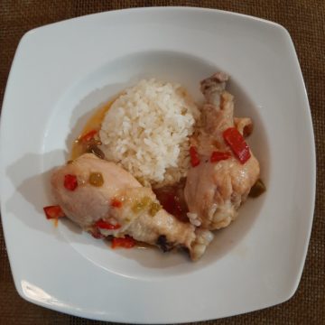 Guiso de pollo al chilindrón con arroz blanco