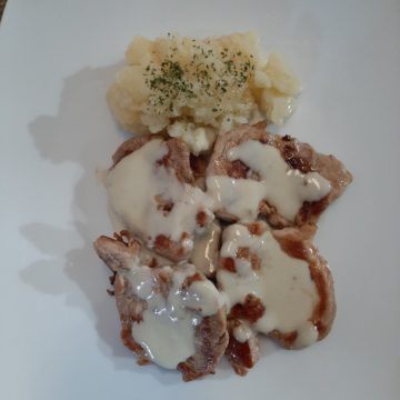 Dados de Solomillo salteados con salsa de 4 quesos.